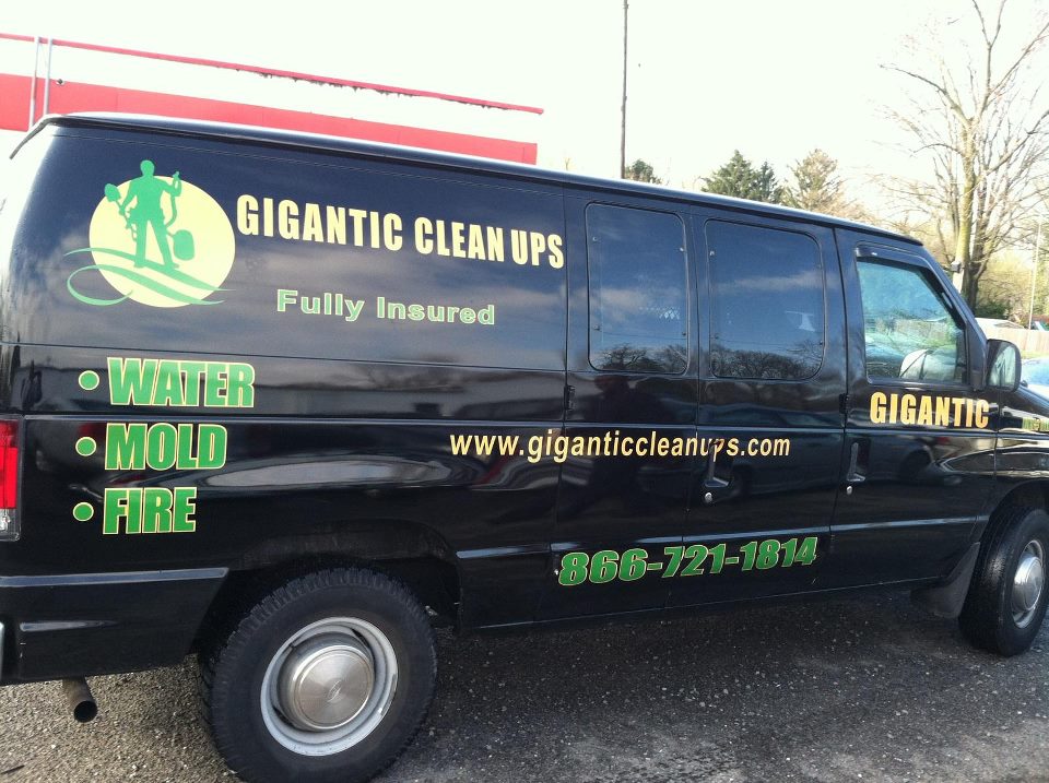 Gigantic Clean ups and construction's Logo