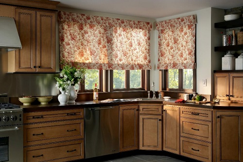 The best window treatments for the kitchens are designed with durable materials & stain-resistant fabrics that can easily be cleaned to remove those pesky specks of spaghetti sauce from last Sundays dinner.