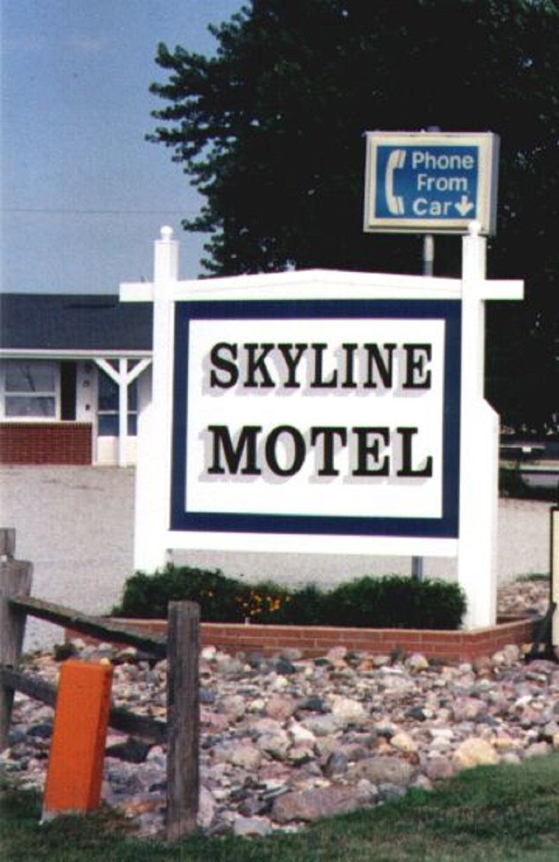 Skyline Motel's Logo
