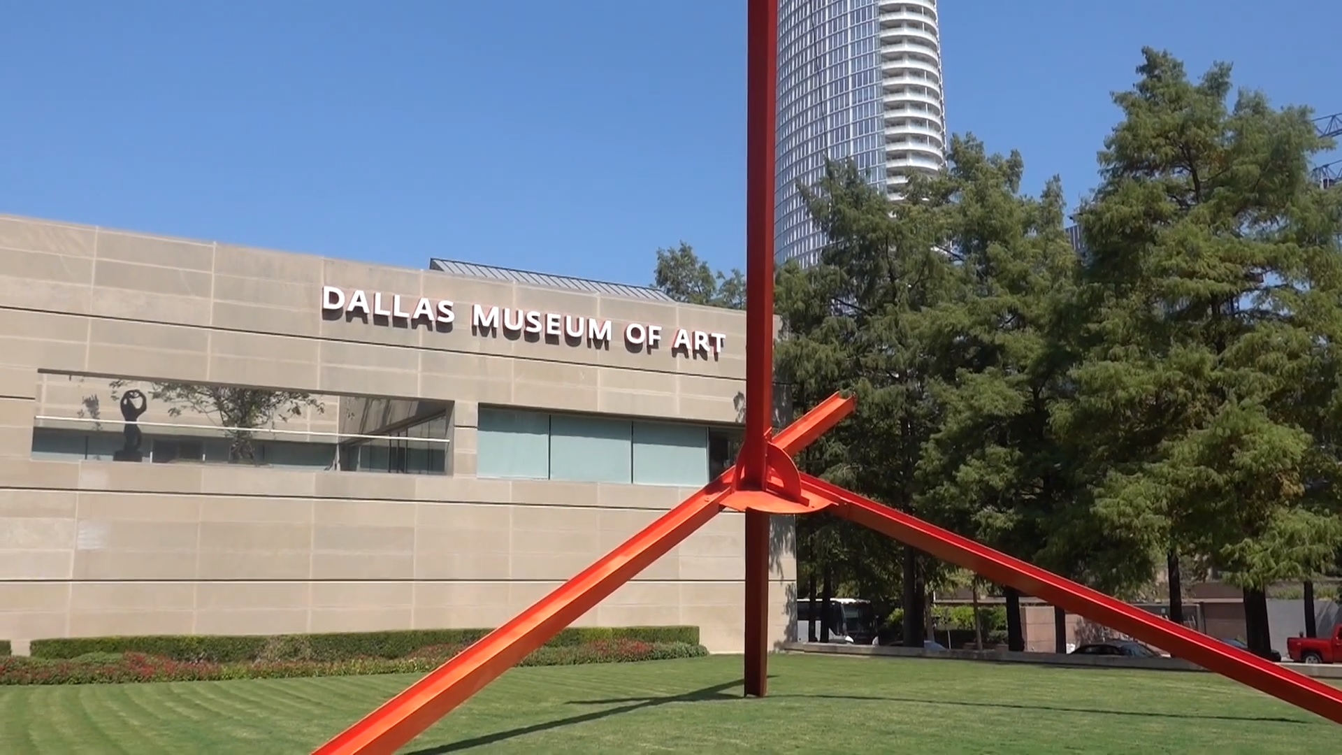 Dallas Museum of Art at 8 minutes drive to the south of Dallas dentist Fitz Dental