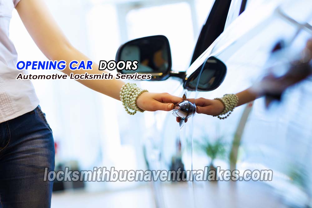 Buenaventura-Lakes-locksmith-opening-car-doors